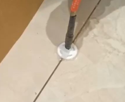 兴业瓷砖空鼓维修公司专业解答瓷砖在铺贴过程中，如果没有涂抹均匀到位的粘结材料（如水泥砂浆或瓷砖胶），可能会导致以下问题