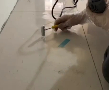 兴业瓷砖开裂维修公司专业分享瓷砖在铺贴前如果没有沥干水分，将会导致以下问题