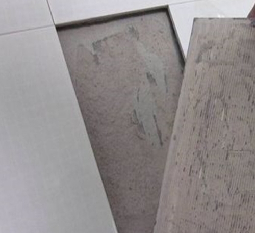 兴业瓷砖空鼓维修公司分享瓷砖铺贴时如果打浆（即涂抹在瓷砖背面和基层上的砂浆或瓷砖胶）过少，会带来以下问题